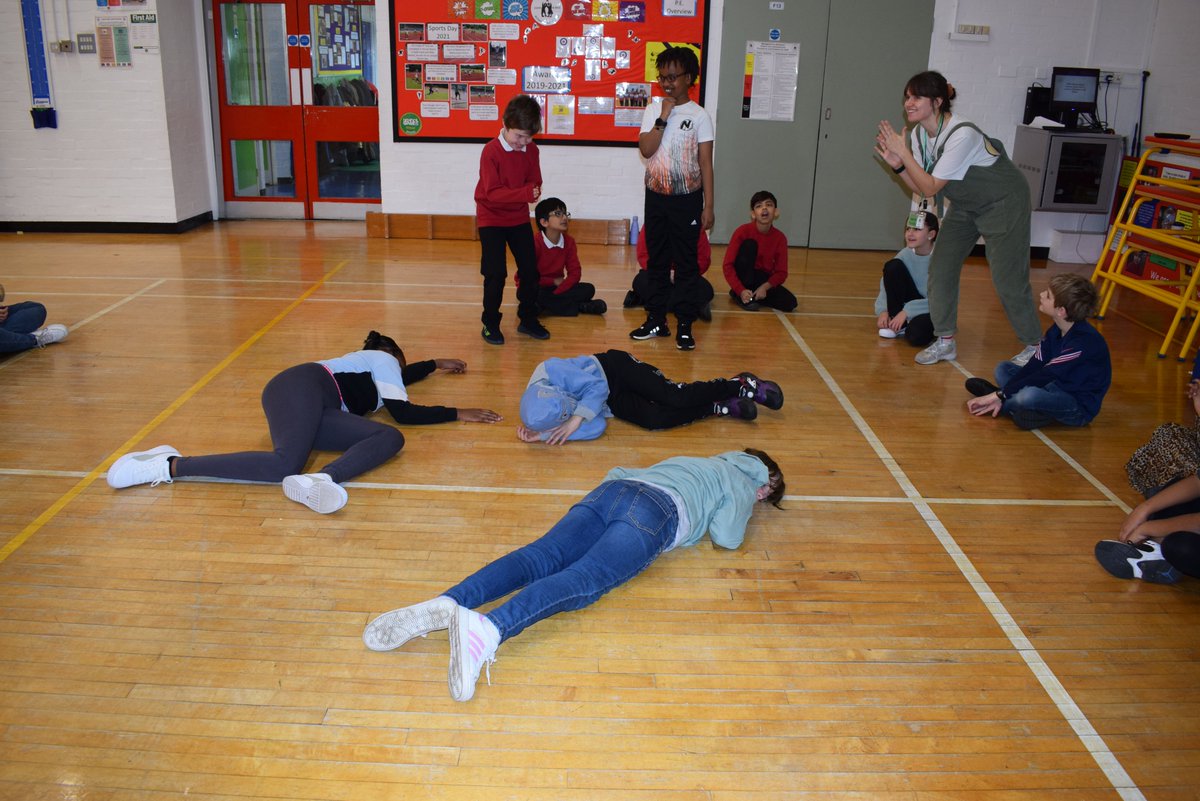 JBprimaryschool's tweet photo. It's great having @bigfootarts in school today providing Introduction to Shakespeare sessions to Y2-Y6.  The children are loving these interactive sessions and getting into Shakespeare characters.  We certainly have some budding actors here at John Burns! @The_Globe 😀👏 https://t.co/lcD4cEYgKB