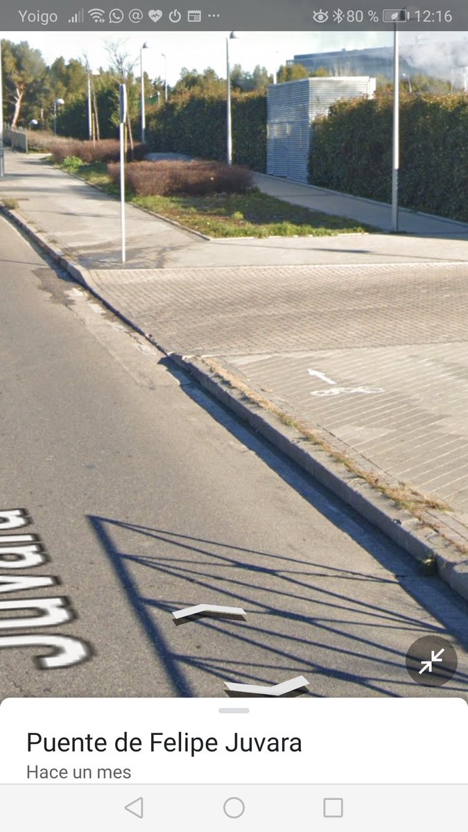 santiar525's tweet photo. @enbicipormadrid @Antonio_GM Ah ok. Es verdad. Curiosa solución que tiene en ese tramo, una bici con una flecha pintada en la acera, eso que sería... 🤔 https://t.co/mD9RhnMGGD