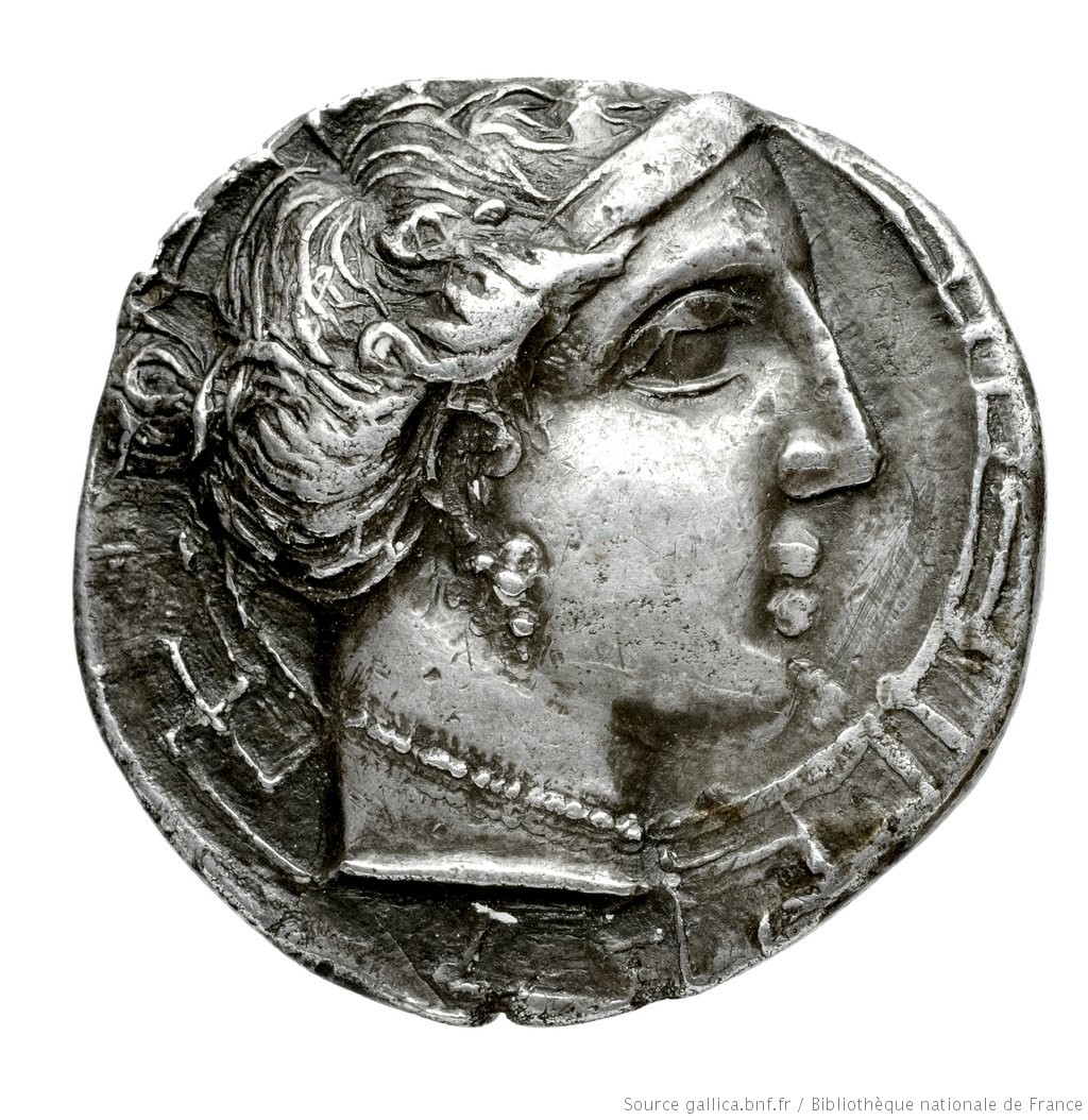 JulienOlivier45's tweet photo. La présence récurrente du #labyrinthe sur les #monnaies de #Cnossos a parfois incité à identifier d'autres personnages du #mythe : par exemple #Minos trônant sur ce motif ou bien #Ariane, la tête enserrée d'un dédale.
Ces identifications demeurent toutefois très hypothétiques. https://t.co/2tfJNhbD0m