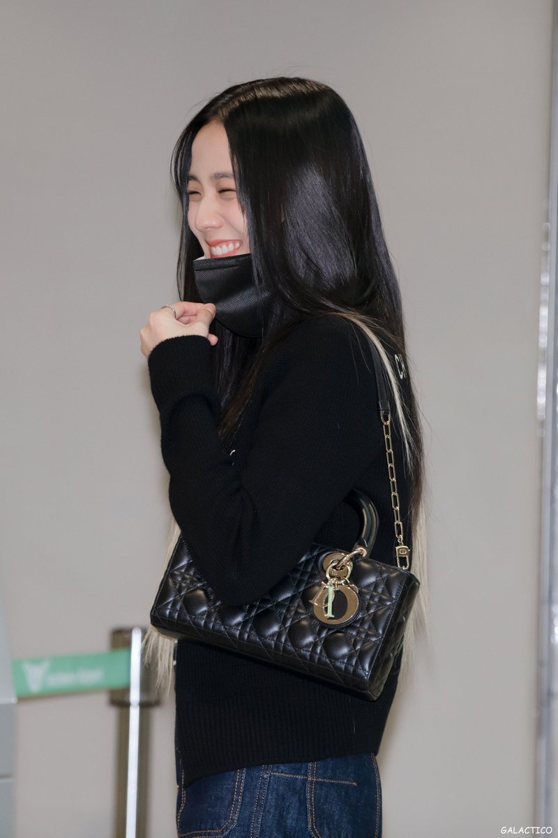 galactico131's tweet photo. 220228 블랙핑크 지수 출국

#BLACKPINK #지수 #JISOO https://t.co/gnxTC17I20