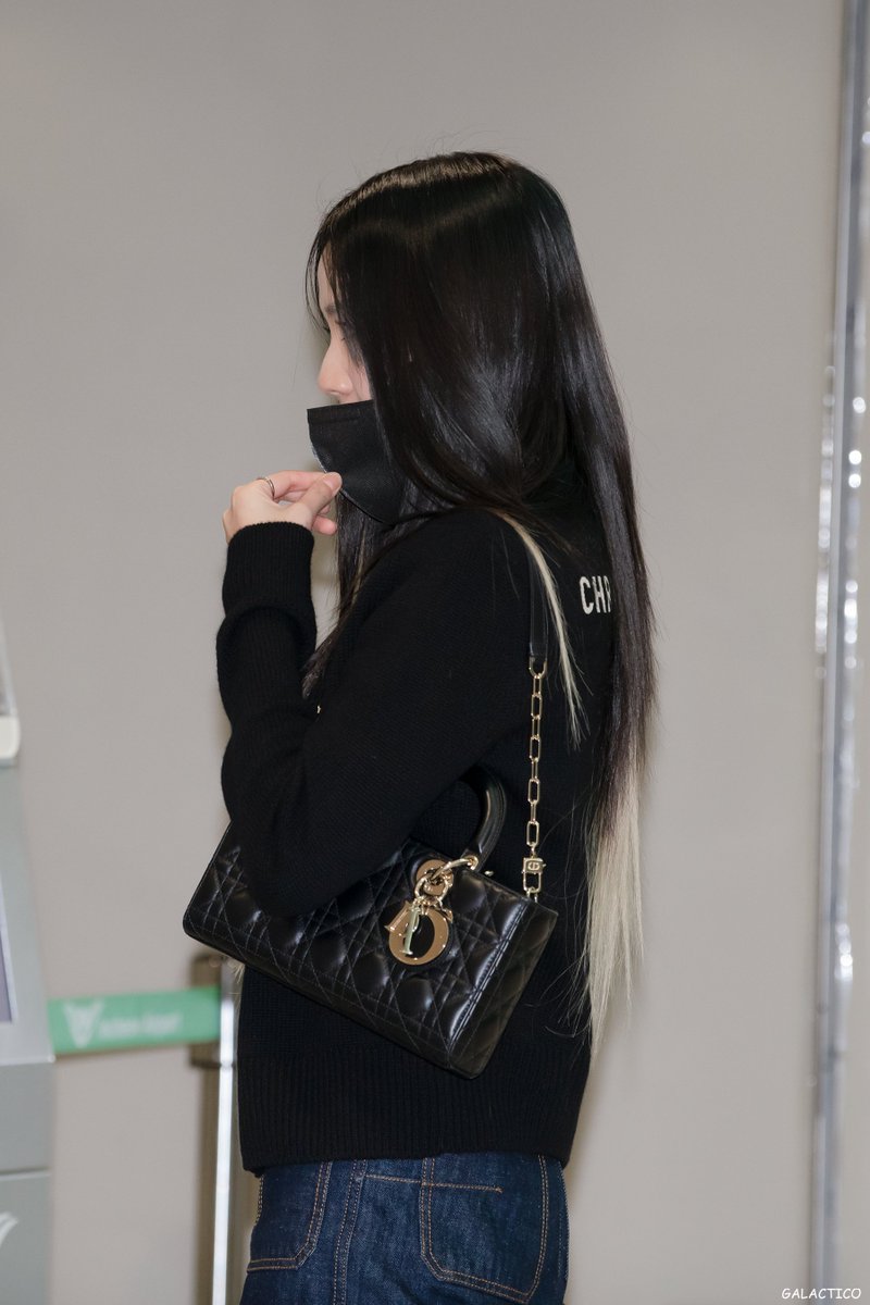 galactico131's tweet photo. 220228 블랙핑크 지수 출국

#BLACKPINK #지수 #JISOO https://t.co/gnxTC17I20