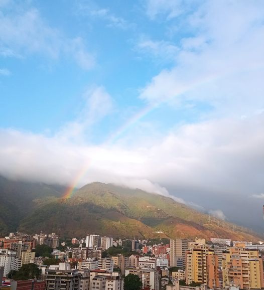 Y después de la lluvia...🌈
Caracas, y al fondo el impresionante Waraira Repano.
¡Una vista hermosa!

#SupraCuidaCaracas 
#CaracasEcológica
#CuídateDeLaCovidEnCarnaval