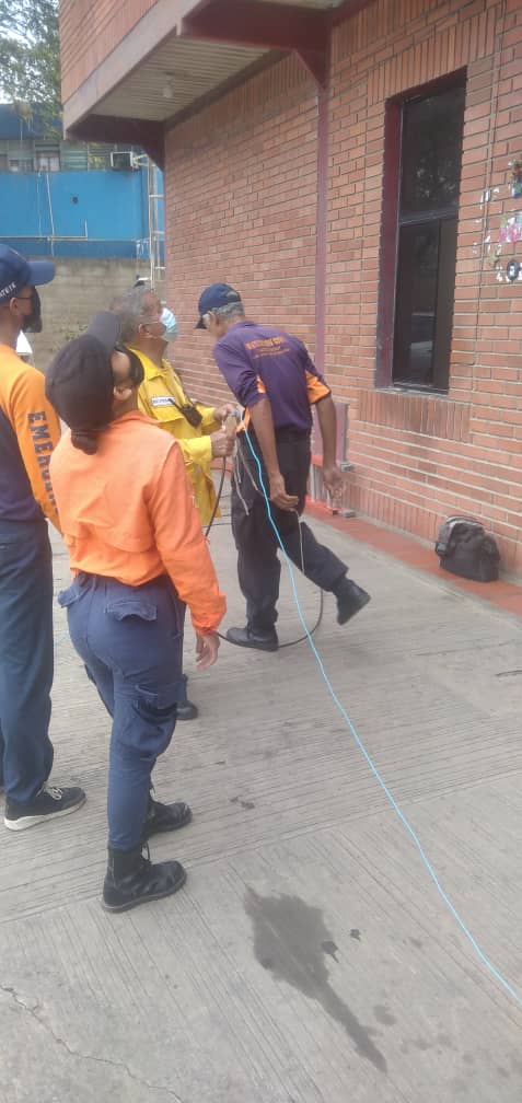 RESCATE_BNA's tweet photo. #Carnaval2022 Revisión e Intalación de Antena de Campaña en Banda HF 40 mts en la Sede de la Dirección de Protección Civil y Administracion de Desastres del Municipio Simón Bolívar en conjunto con @rescateorisur https://t.co/wtWQ50wwiq
