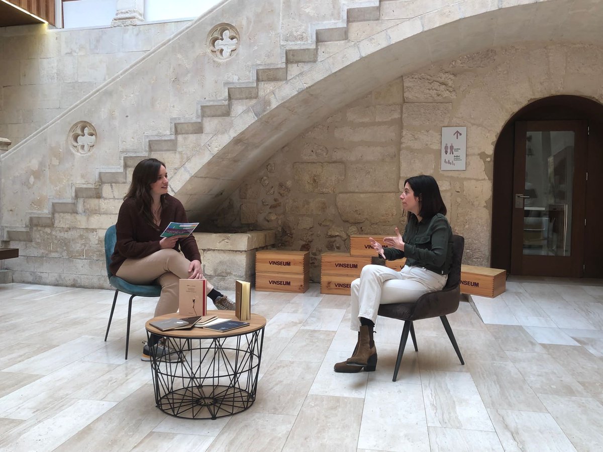rtvvilafranca's tweet photo. Avui dilluns a 'Quedem al @vinseum’: conversem amb la poeta @annagual, repassem les activitats del mes de març amb l'@aiinnnns, sortim al carrer amb la @claraboschmas, cuinem un plat del @RestElCentre i escoltem la música de @SingSwingCo! 

📺PTV
⏰ 14.30h, 17h, 19.30h i 23.30h https://t.co/Nnx9SmHodj