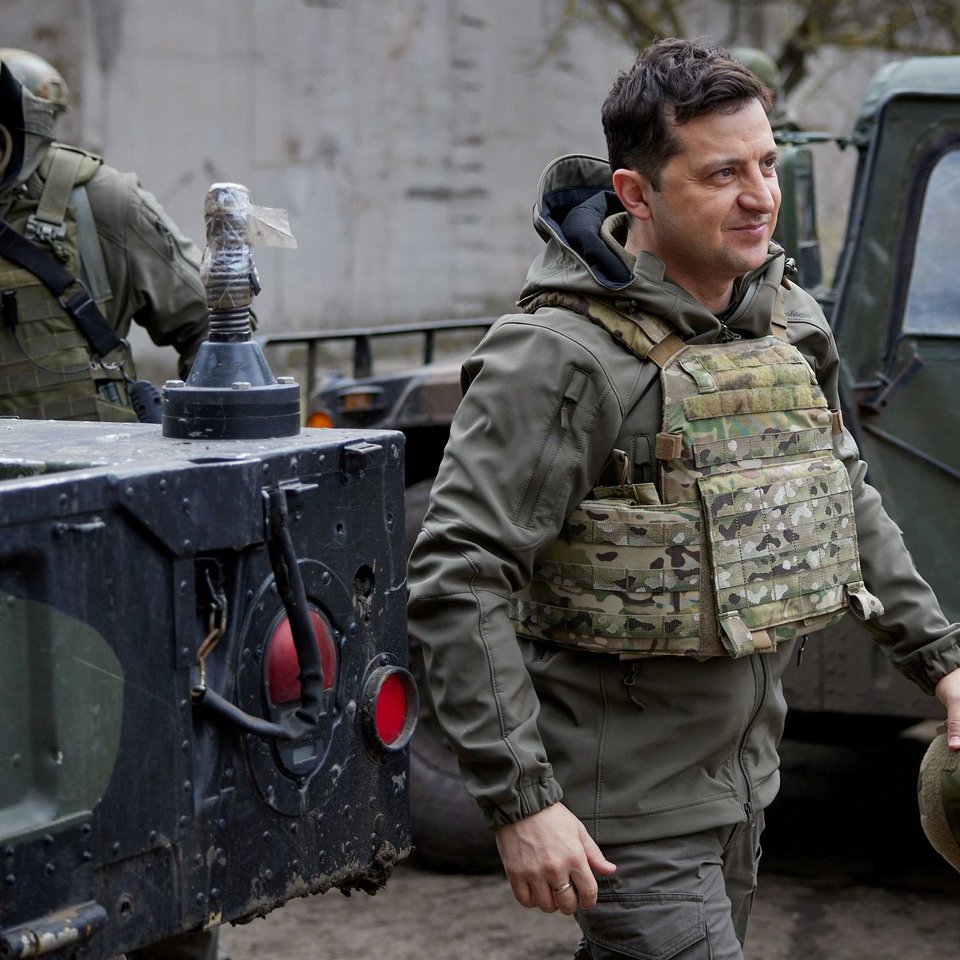 mrdavemacleod's tweet image. one of these politicians is heroically defending their city against an oncoming army and the other is Liz Truss being a twat