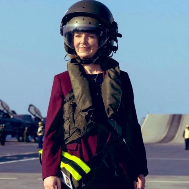 mrdavemacleod's tweet image. one of these politicians is heroically defending their city against an oncoming army and the other is Liz Truss being a twat