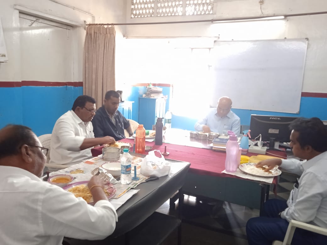 DMFMTSRTC's tweet photo. Good afternoon sir, Today superannuation Driver of Falaknuma depot Sri Yadagiri, E.206935 lunch participation along with supervisor's,plantation in depot promises...DM: FM,@tsrtcmdoffice ,@TSRTCHQ ,@dvmcrmrtsrtc ,@rmhrtsrtc https://t.co/liFhLY8CpG