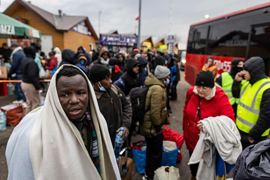 Mecra's tweet photo. Batı bildiğimiz gibi: 

Rus işgalinden kaçmaya çalışan Ukrayna'daki Afrikalılar, Avrupa sınırından içeri alınmıyor. Beyaz tenlilere serbest geçiş izni verilirken, siyahîler aşağılamaya maruz bırakılıyor...

https://t.co/6rEWatPDB2 https://t.co/P5RWJohTlI