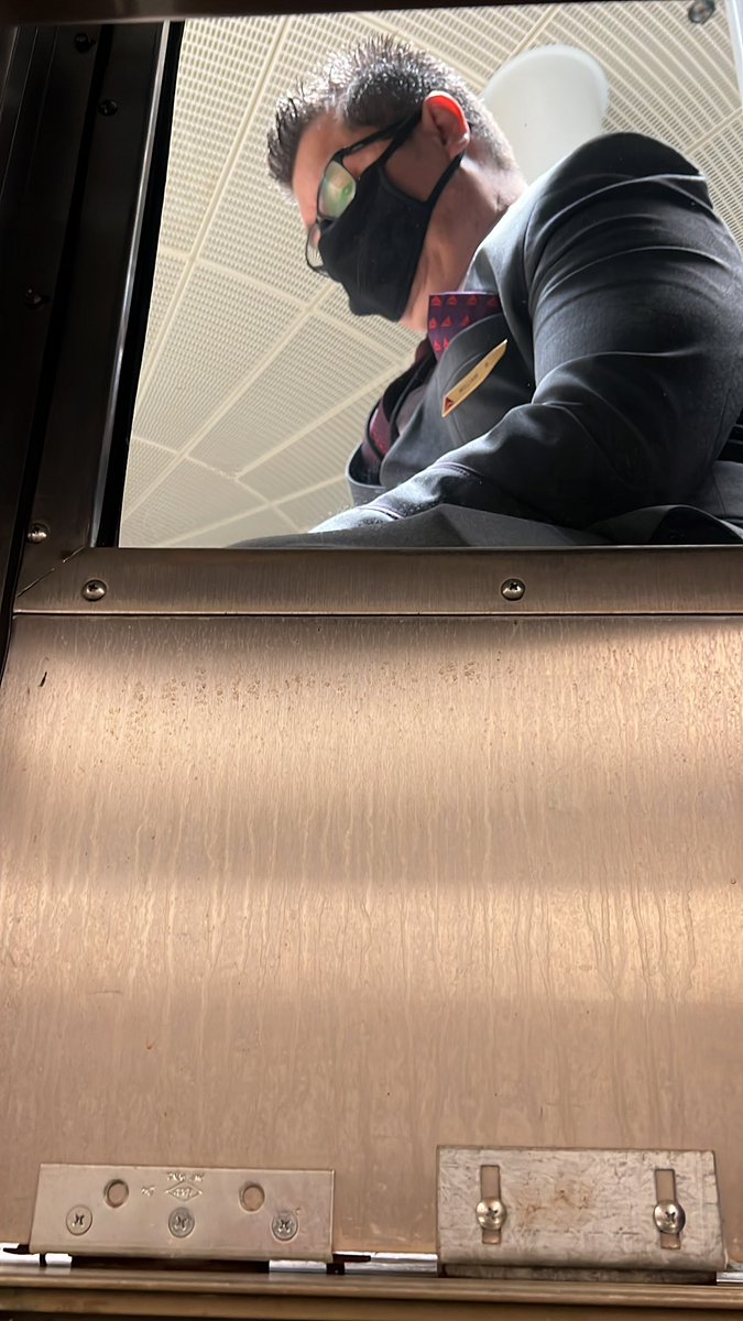 lnaviasky's tweet photo. Stuck in the Miami sky club elevator @Delta https://t.co/CV6YaxF4jY