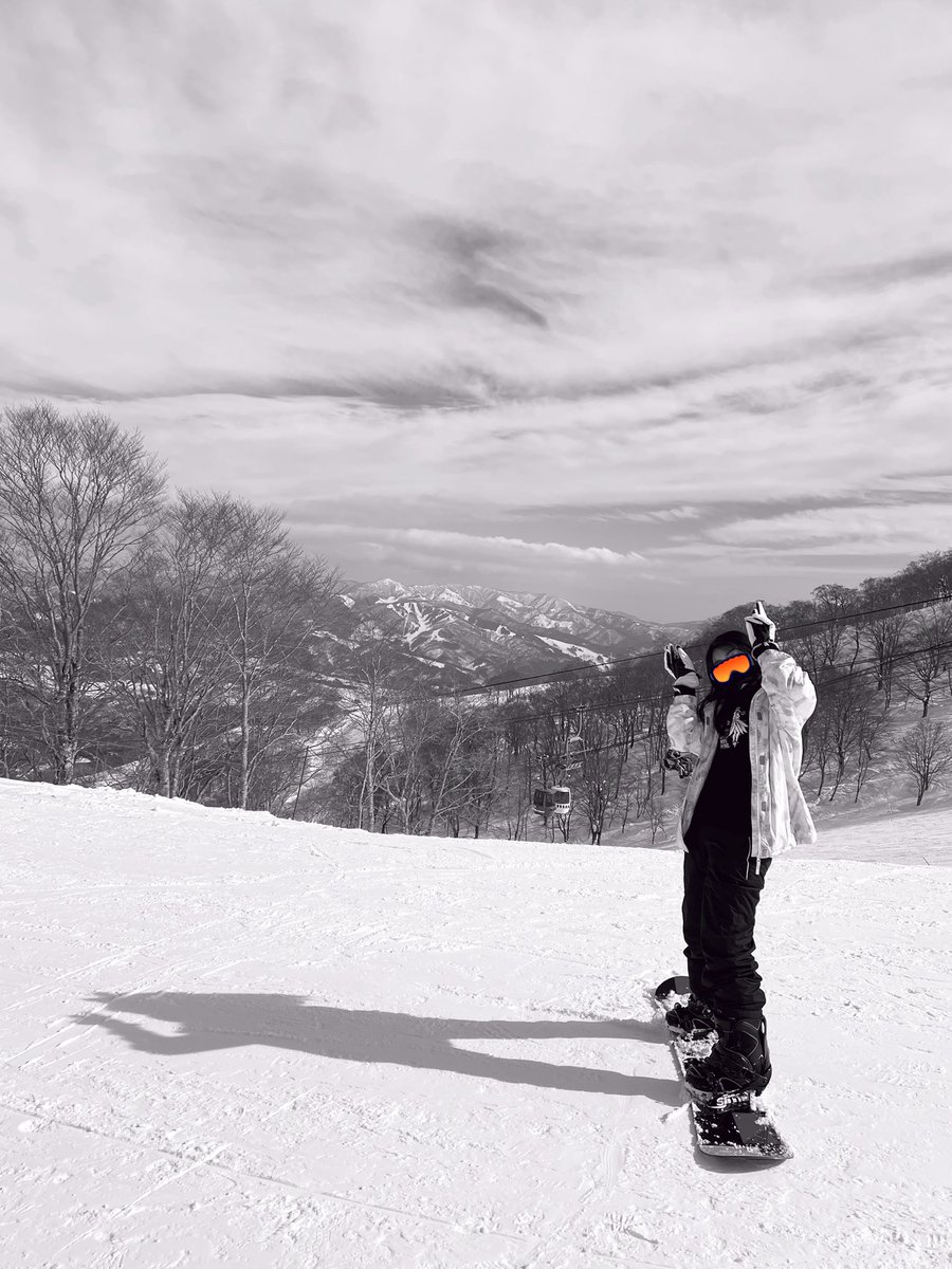 4ty8rley's tweet photo. 滑ってきた🏂天気良すぎて☀︎今シーズンあと何回いけるかな〜 https://t.co/gUBkYpJlN5