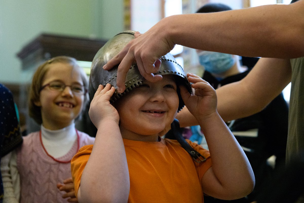 StateHistorical's tweet image. #Историческиймузей #АрхеологияГИМ

Вчера в музее прошел второй День Юного Археолога. Ребята приняли участие в мастер-классах и игротеке: освоили игру викингов и живопись каменного века, расчистили древний клад и даже подержали в руках реплики древнего оружия.