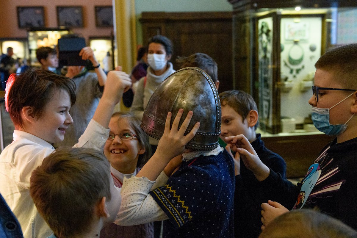 StateHistorical's tweet image. #Историческиймузей #АрхеологияГИМ

Вчера в музее прошел второй День Юного Археолога. Ребята приняли участие в мастер-классах и игротеке: освоили игру викингов и живопись каменного века, расчистили древний клад и даже подержали в руках реплики древнего оружия.