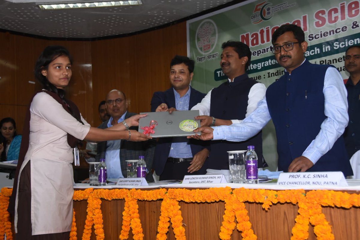 DSTTEBihar's tweet photo. राष्ट्रीय विज्ञान दिवस के अवसर पर आयोजित प्रदर्शनी में शामिल प्रतिभागियों को पुरस्कार वितरण करते माननीय विज्ञान एवं प्रौद्योगिकी मंत्री श्री सुमित कुमार सिंह । 

#राष्ट्रीयविज्ञानदिवस
@sumit4chakai  
#BiharScienceAndTechnologyDept
@IPRD_Bihar https://t.co/niZdcoNqCl