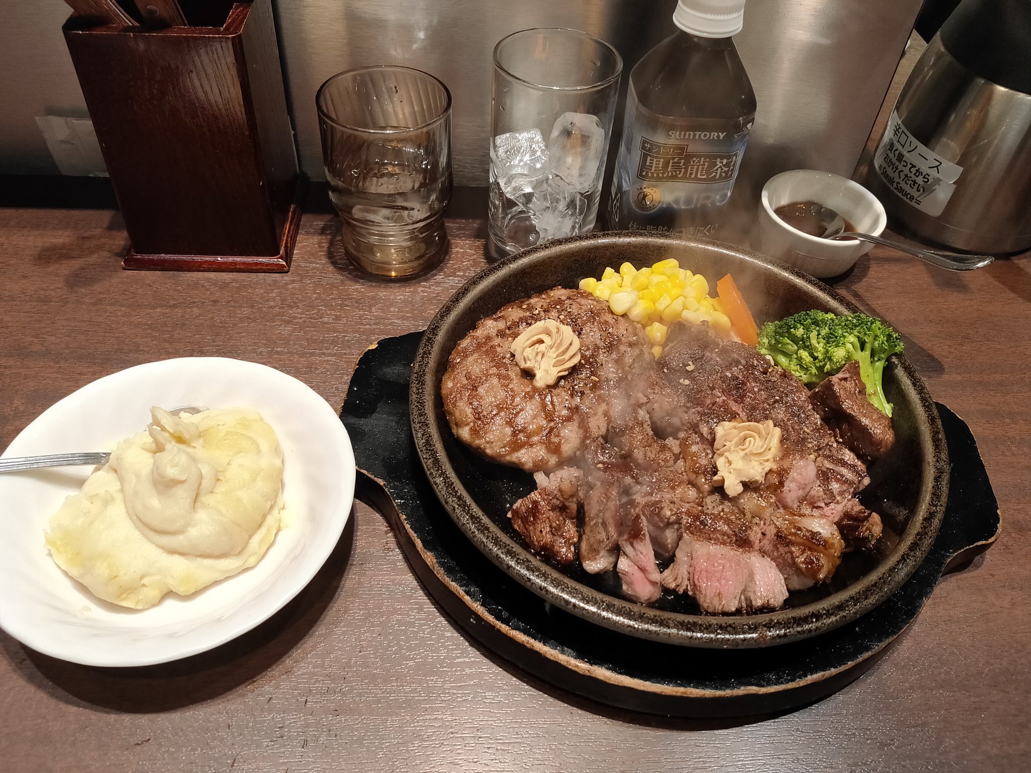 Kxz01 Na Twitteri ３倍ポイントにつられて いきなりステーキにて食事 ワイルドステーキ300 トッピングハンバーグ マッシュポテト ２ 黒烏龍茶 よく焼き 一口カット ガッツリ美味しくいただきました ご馳走さまでした いきなりステーキ いきなりステーキ