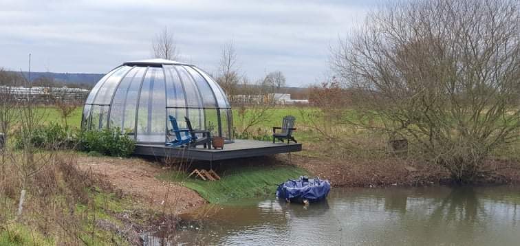 AlukovUK's tweet photo. ORLANDO large multifunctional telescopic enclosure in Derby. Contemporary outdoor room for simply relaxing and enjoying beautiful views of mini lake and garden around. 
Or as the owner called it our little G&amp;T pod 🥂😉🤩
https://t.co/uri4D41Pkh https://t.co/jeH8oto888