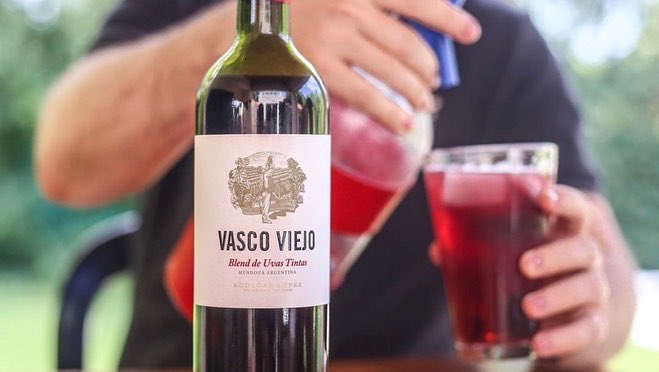 eduardo_lopezl's tweet photo. Las tradiciones nos tocan, nos conectan y crean lazos que trascienden en el tiempo. Solo, sodeado o con hielo ... ¡Disfrutá nuestro Vasco Viejo como más te guste! ¡Salud! 🍷
.
.
#VascoViejo #Sodeado #EstiloLopez #BodegasLopez #Mendoza #Argentina #Wine #Winelovers #lopez https://t.co/rqnbVAgco1
