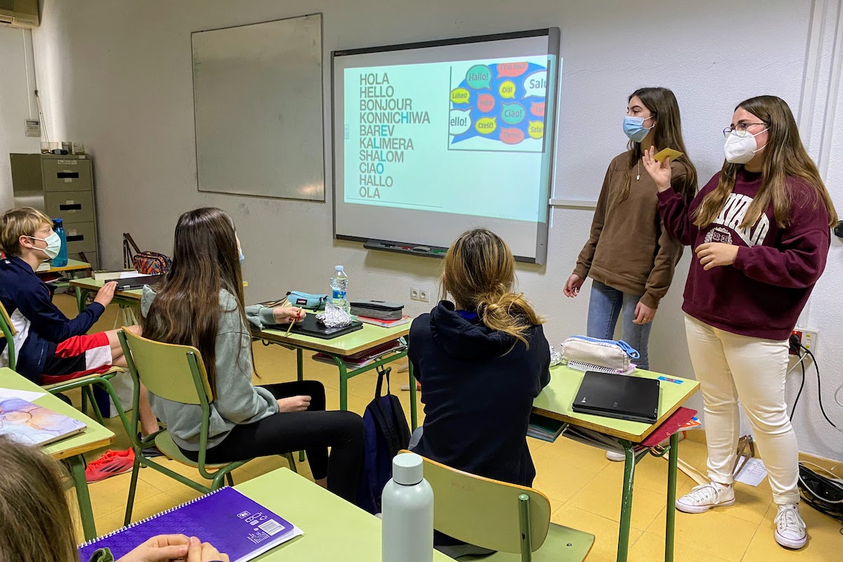 asvtweets's tweet photo. La semana pasada en MS/HS: el periodo semanal de 'advisory' se destinó a actividades relacionadas con el #InternationaMotherLanguageDay. Cada año, esta jornada celebra la diversidad lingüística del mundo y muestra a los alumnos la la riqueza de aprender otras lenguas. https://t.co/1r4W3Wi2sC