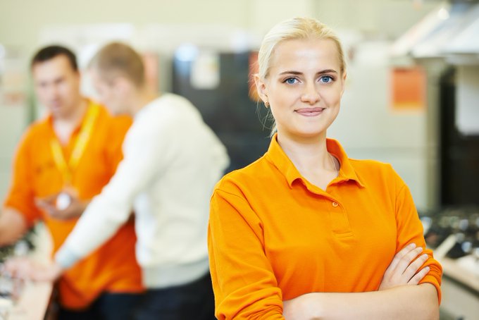 Продавец консультант парень. Продавец в строительном магазине. Продавец консультант мытищи. Продавец консультант мытищи. Работник оффпрайс.