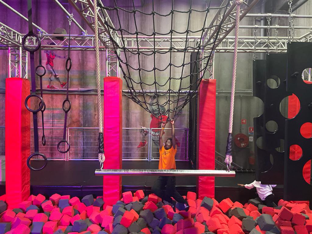 ladiesandbaske1's tweet photo. On a profité des vacances scolaires pour se changer les idées et les filles ont testé le parc à trampolines #JumpCity 🤸🏾♀️🚀 https://t.co/xB5nagej2P