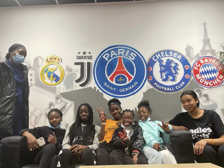 ladiesandbaske1's tweet photo. On a profité des vacances scolaires pour se changer les idées et les filles ont testé le parc à trampolines #JumpCity 🤸🏾♀️🚀 https://t.co/xB5nagej2P