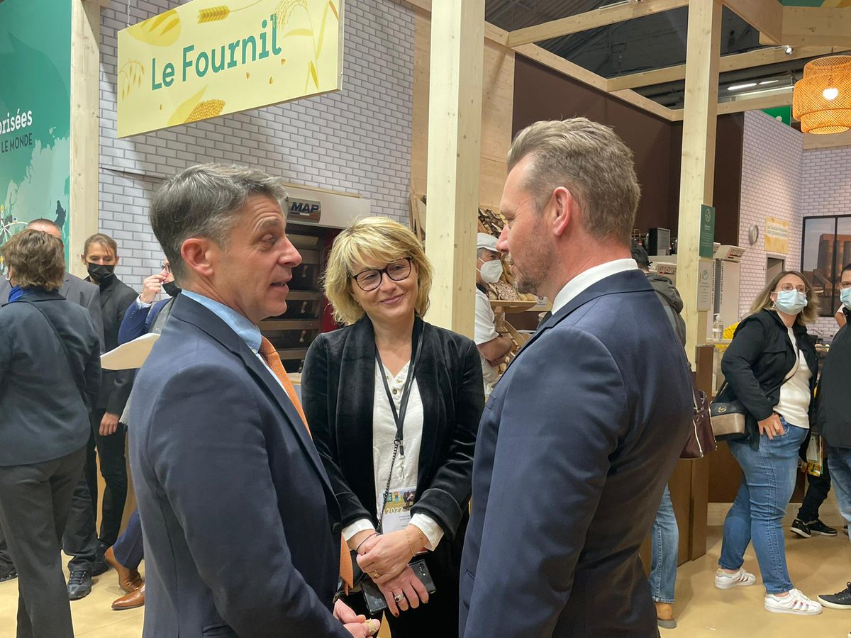 <a href="/N_Broutin/">Nicolas Broutin</a> et <a href="/delphineguey/">Delphine Guey</a> en discussion amicale avec <a href="/philippedubief/">Philippe DUBIEF</a>, le President d'Intercéréales, dans les allées du Salon de l'agriculture 🤝 pour parler #engraisdécarboné 
#SIA2022
#cultivonslavenir