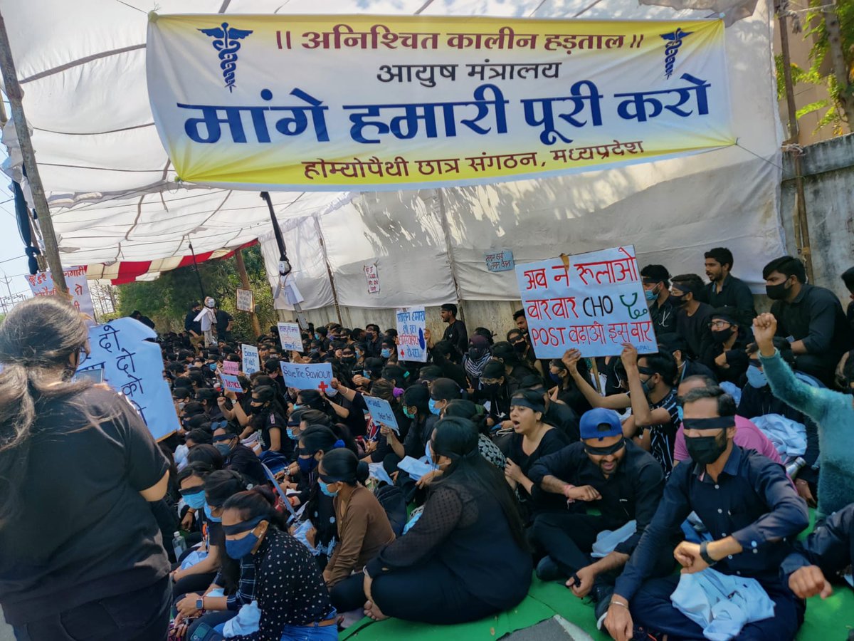 DraniketY's tweet photo. Mpसरकार द्वारा होम्योपैथी के साथ हो रहे भेदभाव के विरोध मेंGovtहोम्योपैथिक मेडिकल कॉलेज भोपाल में अपनी कुछ महत्वपूर्ण मांगों को लेकर आज भी आंदोलन जारी रहा जिसमें छात्र एवं डॉक्टर अपनी आंखोंपर कालीपट्टी बांधकर अपना विरोध सोई हुई सरकार के सामने प्रकट किया @kawreramkishor @ayush_mp https://t.co/m9UDQ4oIvy