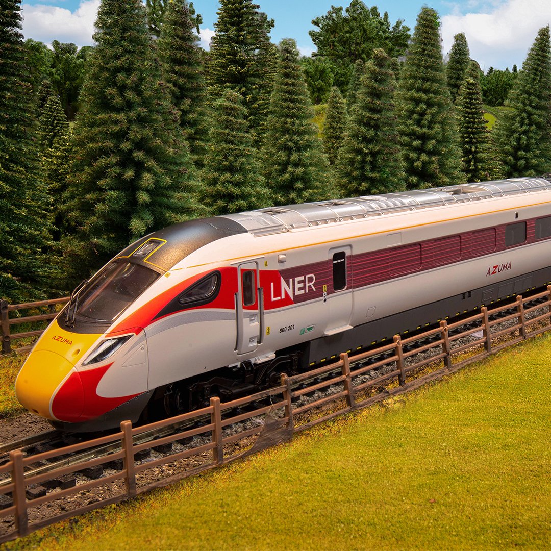 hornby's tweet photo. π Stand out with the LNER, Hitachi IEP Bi-Mode Class 800/1, 'Azuma' Five Car Train Pack (R3762)!
Get yours here π https://t.co/xfNGkV8mad or via your local stockist.
#Hornby #Modelrailway #Railway #Layout #Locomotive #Train #Model #Hobby #Coaches #Hobby #Trainpack #Trainset https://t.co/hTq8x1S5CP
