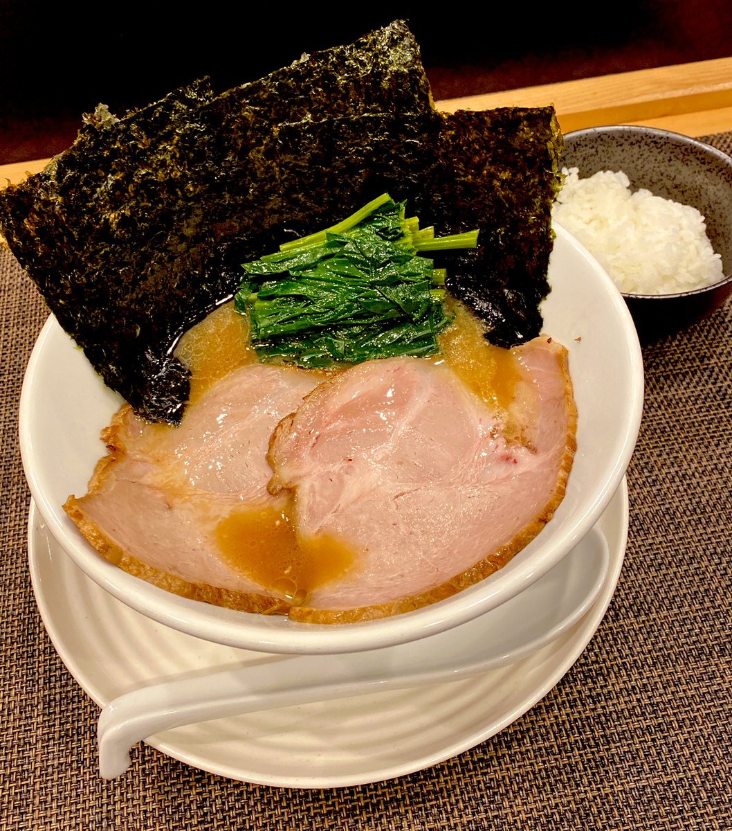 自家製麺 ほんま 駒込 限定 本間家らーめん ほんまけ知っとるけ 豚骨不使用無化調鶏白湯の家系インスパやで コク深鶏油に大蒜パンチの濃厚白湯はきめ細やか トピのスモーキー四元豚肩ロース お浸しレンソウ 高級海苔合わせて上質 タマランチ系 丁寧な仕事が光る