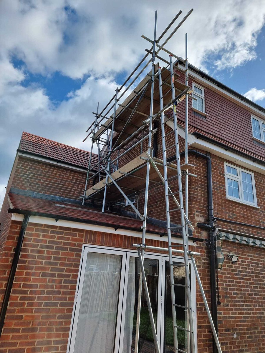 Monday mornings🆙👷‍♂️👷‍♂️👷‍♂️  #fbsscaffolding #projects #scaffoldinghire #loftconversion