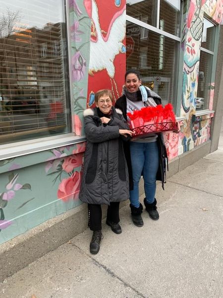 LHumanitaire's tweet photo. Mme Jacqueline Cousineau est une femme
 d'exception. Elle change le monde au quotidien. 
Elle a préparé 50 sacs cadeaux avec l'aide de Pierre Olivier d'Uniprix St Basile Le Grand et ses amis. 
Pour les usagers de la Mission Old Brewery.
Merci d exister Mme Jacqueline! https://t.co/3lbcnN4fYI