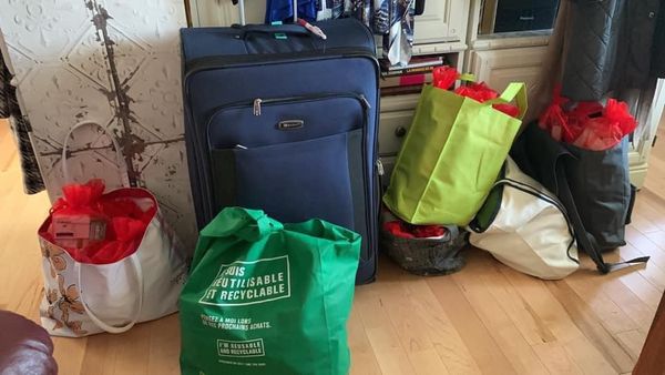 LHumanitaire's tweet photo. Mme Jacqueline Cousineau est une femme
 d'exception. Elle change le monde au quotidien. 
Elle a préparé 50 sacs cadeaux avec l'aide de Pierre Olivier d'Uniprix St Basile Le Grand et ses amis. 
Pour les usagers de la Mission Old Brewery.
Merci d exister Mme Jacqueline! https://t.co/3lbcnN4fYI