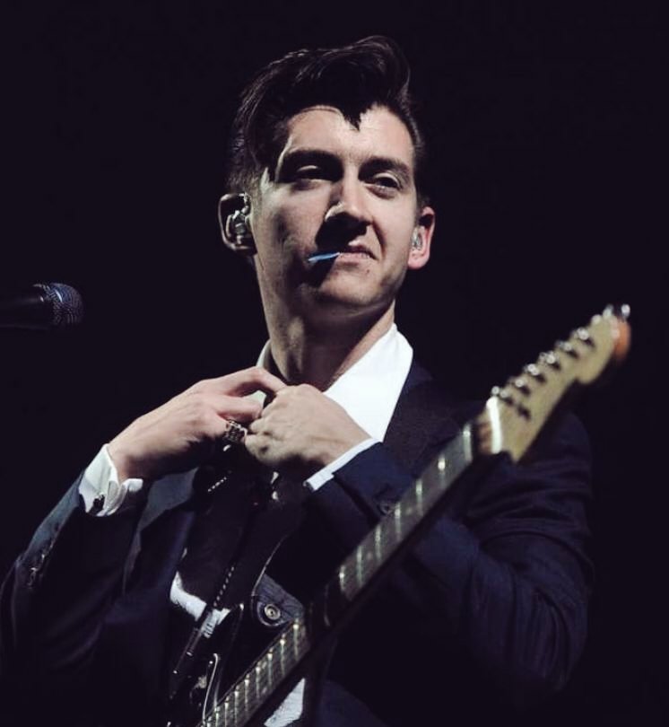 Greetings, it's Arctic Monkeys' Alex Turner. I'm looking for new people to liven up my days here. Kindly leave anything below to start our convo, pretty please? Also a retweet / like will be much appreciated, thank you.