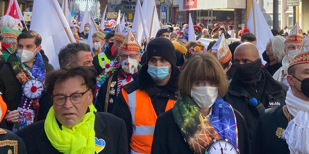 Koeln's tweet photo. Vom Chlodwigplatz aus zieht heute die Friedensdemonstration des Festkomitee Kölner Karneval durch die Innenstadt. Oberbürgermeisterin Henriette Reker sagte dort: "In #Köln sind zu jeder Zeit alle willkommen, die vor Krieg, Gewalt und Verfolgung fliehen müssen." #StandWithUkraine https://t.co/AVPk3EQOBc