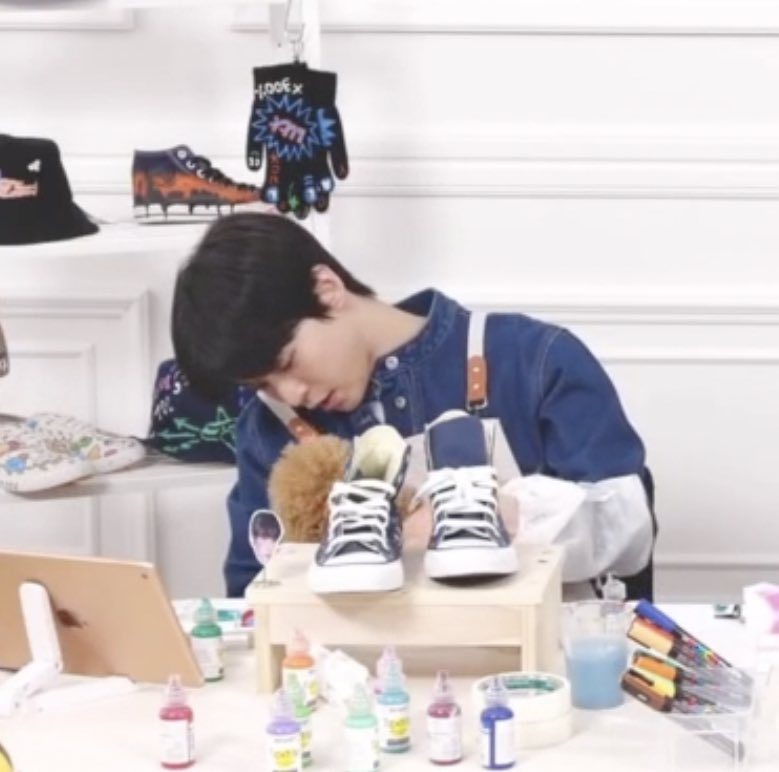 haemjjitokki's tweet photo. DOYOUNG WITH THE FAMOUS HUYA PUPPY!!! https://t.co/i71mfecMJC
