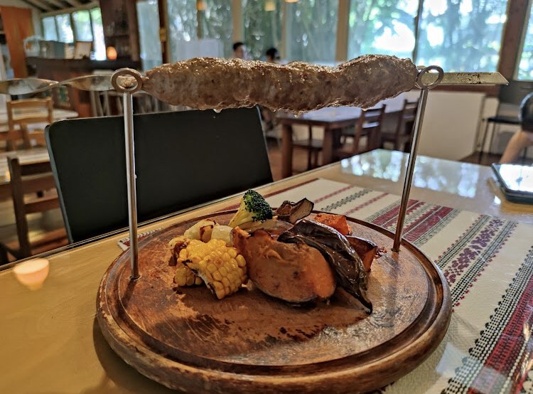 banixxxxxtw's tweet photo. というわけでこちらが宜蘭にある台湾唯一のウクライナレストラン 烏克蘭餐廳『芭樂狗 Mr.Balagov Ukrainian Cafe』。
伝統的家屋“三合院”を再利用した秘境カフェで、店猫ちゃんをはじめ敷地内にはアヒルもいるそうです。ステキだ！

芭樂狗 Mr.Balagov Ukrainian Cafe
https://t.co/m3YTA9TqV2 https://t.co/6A7NALVdqO