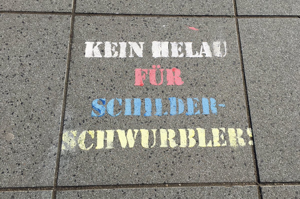 WeberKerstin's tweet photo. Am Rheinufer kommen die ersten Reise-Querdenker, Verschwörungsideologen, Mucker und Philister an. Mainz zeigt, was es über sie denkt. #Mainz https://t.co/5aEkEL2BLK