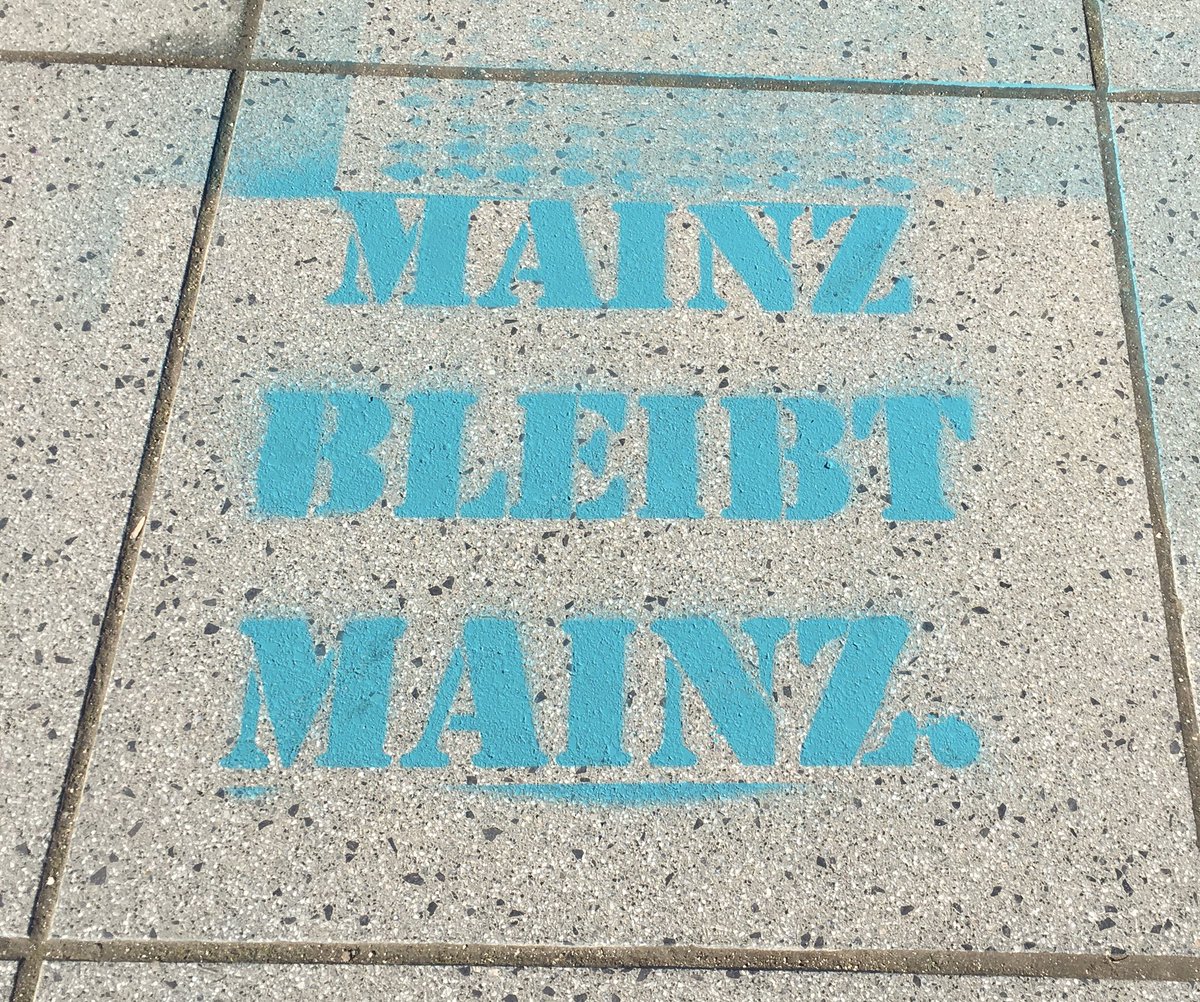 WeberKerstin's tweet photo. Am Rheinufer kommen die ersten Reise-Querdenker, Verschwörungsideologen, Mucker und Philister an. Mainz zeigt, was es über sie denkt. #Mainz https://t.co/5aEkEL2BLK