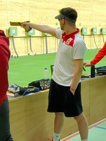 🇪🇸 Nuestras carabineras no han tenido el día y su intenso trabajo no ha dado el fruto esperado, pero esto no ha acabado.

🔫 Esta tarde entra en acción en su primera gran competición internacional como Sénior ♂️ <a href="/martinfreijee/">martinfreijee</a>, subcampeón del Mundo Júnior 2021 de #Pistola Aire.