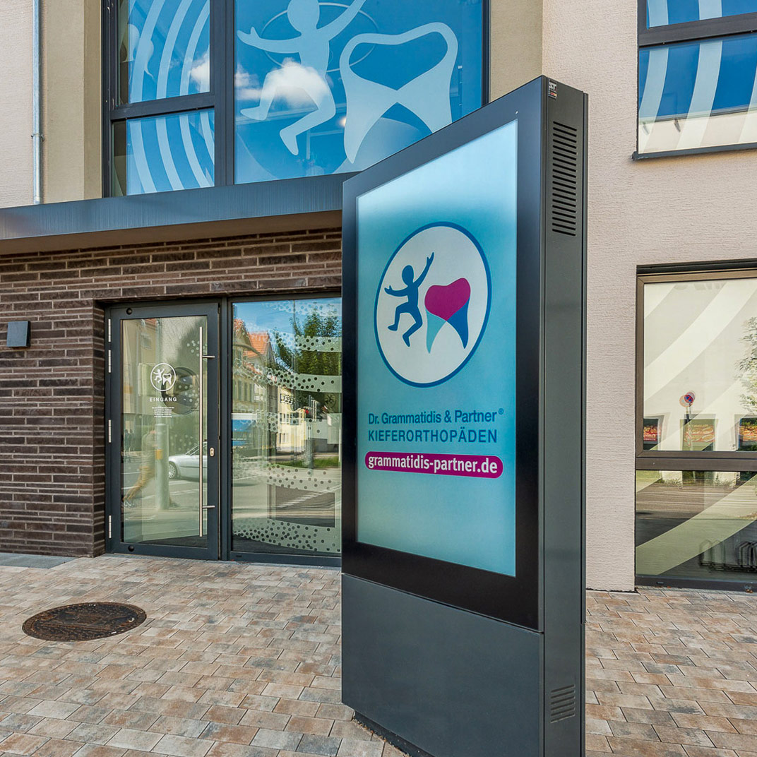 ST_DIGITAL_de's tweet photo. Fachzahnarztpraxis für Kieferorthopädie @Dr_Grammatidis überzeugt bereits im Außenbereich mit einer modernen Kommunikation. https://t.co/a5XZFS7jSq
#digitalsignage #arztpraxis #kieferorthopädie #digital #digitalmarketing #digitaldesign #digitaloutofhome https://t.co/qeh1xMwU7e