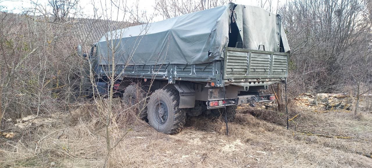 Украина несет потери. Брошенные российские Грузовики. Брошенные тягачи. Тяжёлые военные Грузовики России. Грузовики снабжения.