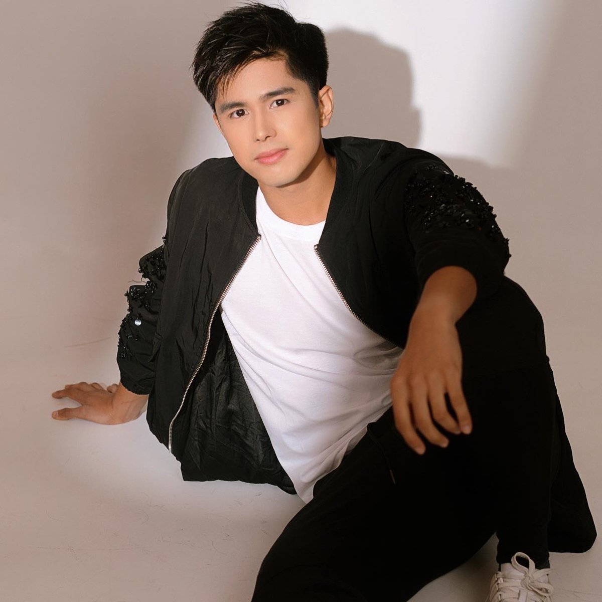 Berustyfied's tweet photo. Hunk Actor, Athlete &amp; Entrepreneur @mmarkrivera 🔥

Photography by @jai_murcillo 
Stylist: @jowienamayanstudios 
HMUA: @berustyfied 
Studio: @darkcarnivalproductions 
Special Thanks to @ethanrleyson ❤️ https://t.co/KxglOoNlYD