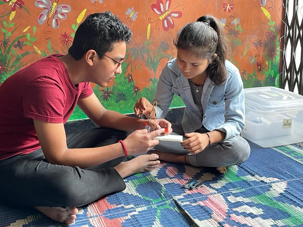 smilefoundation's tweet photo. STEM Learning was envisioned to develop skills to innovate along with critical thinking and reasoning. Smile Foundation in collaboration with RoboClub has been promoting this through their national-level initiatives like #MissionEducation and #ChildForChild programme. https://t.co/J5JaNv9187