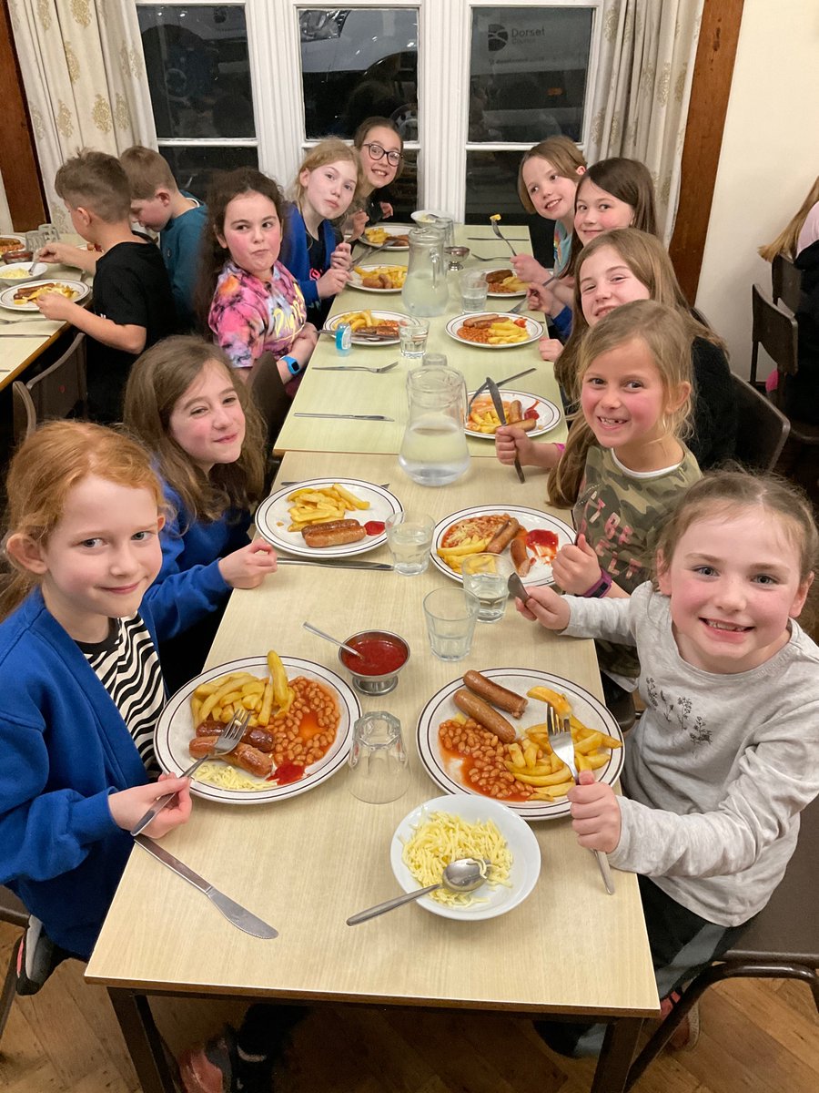 frimleyjunior's tweet photo. Dinner-time = sausage, chips and beans! Yum! 😋 #Leeson22 https://t.co/EO6ybhYrMm