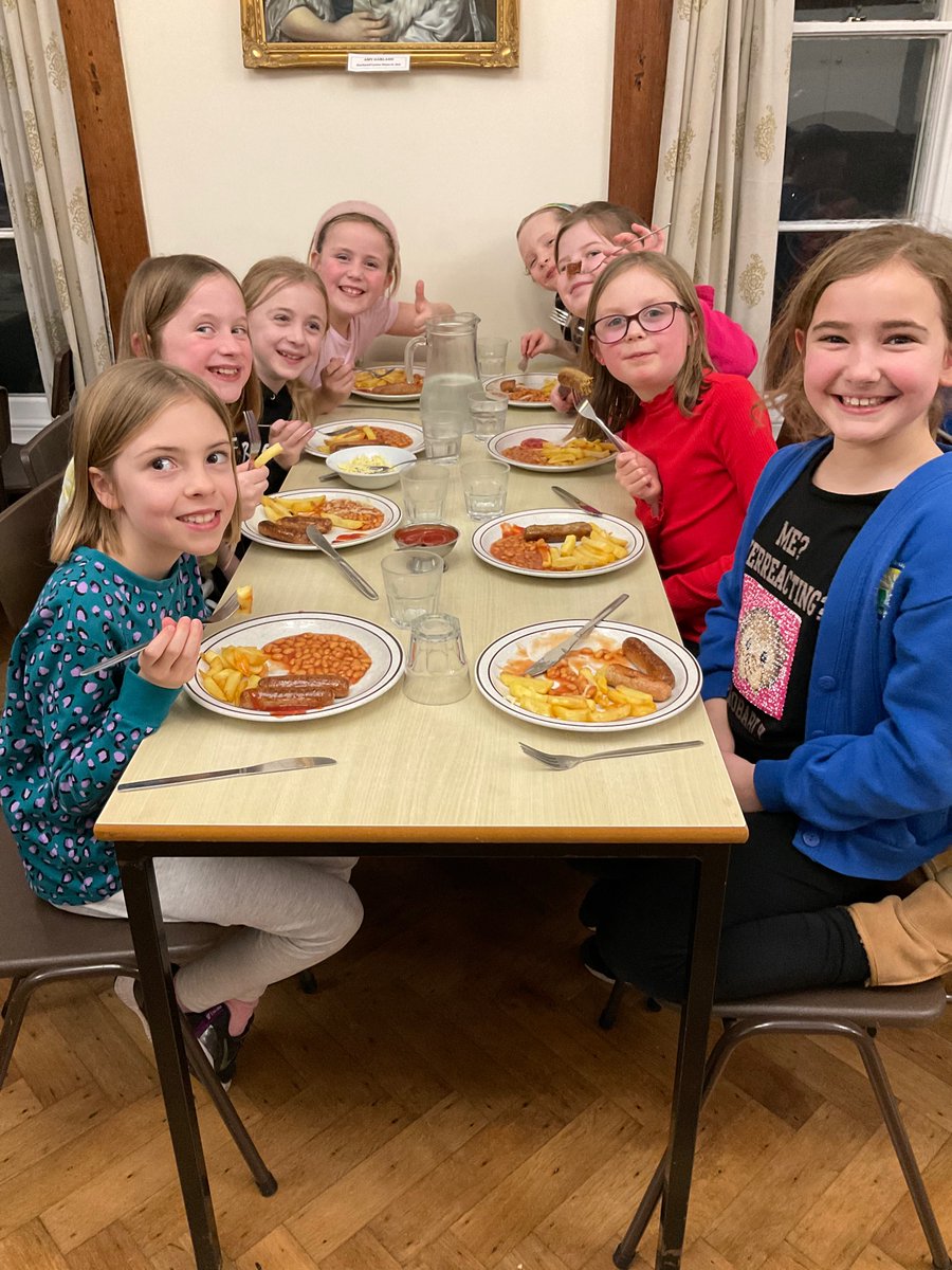 frimleyjunior's tweet photo. Dinner-time = sausage, chips and beans! Yum! 😋 #Leeson22 https://t.co/EO6ybhYrMm