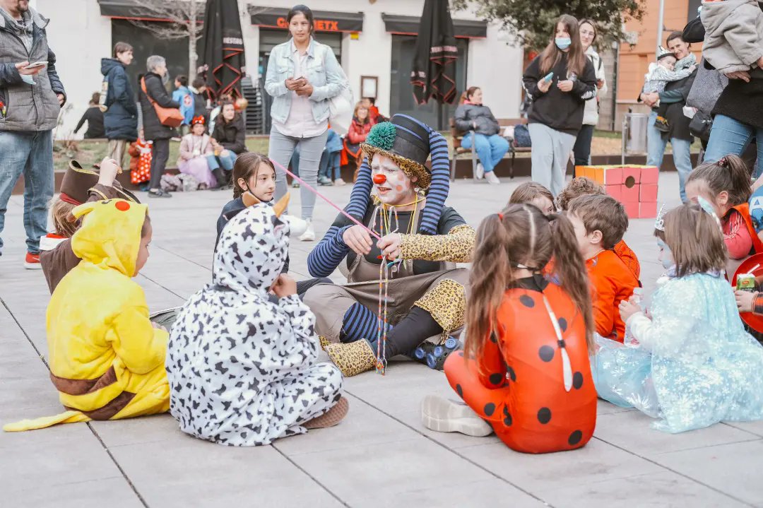 Carnavaltorello's tweet photo. Ahir vàrem poder gaudir, per fi, del concert de #reggaeperxics! Estem molt contents d'haver omplert el @Teatrecirvianum amb tots i totes vosaltres!
Amb l'alegria dels més menuts, Torelló ha recuperat l'#olordecarnaval
El proper dia 11 de març continuem amb La presentació 2022 https://t.co/C4wFHp94Ug