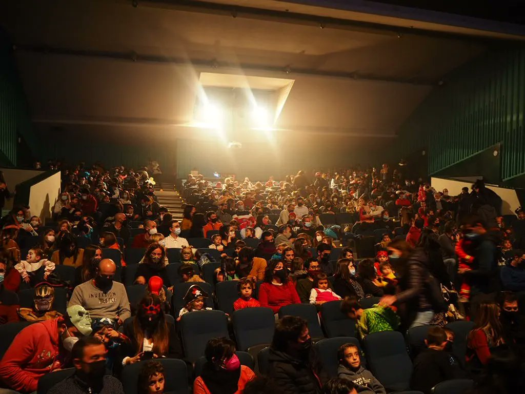 Carnavaltorello's tweet photo. Ahir vàrem poder gaudir, per fi, del concert de #reggaeperxics! Estem molt contents d'haver omplert el @Teatrecirvianum amb tots i totes vosaltres!
Amb l'alegria dels més menuts, Torelló ha recuperat l'#olordecarnaval
El proper dia 11 de març continuem amb La presentació 2022 https://t.co/C4wFHp94Ug