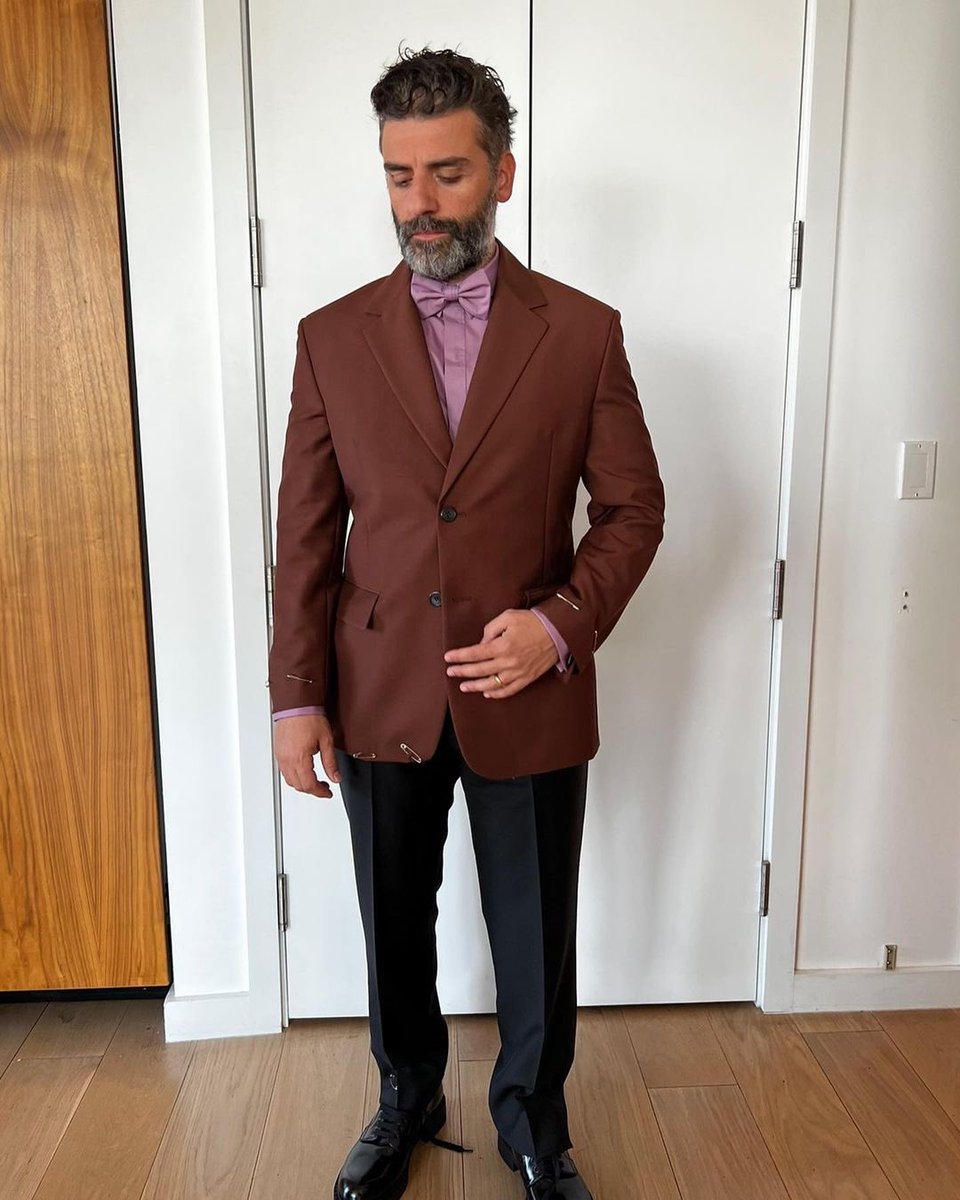 oscarisaacweb's tweet photo. Oscar Isaac’s outfits for the #SAGAwards 📸 Michael Fisher https://t.co/tq26459V8u