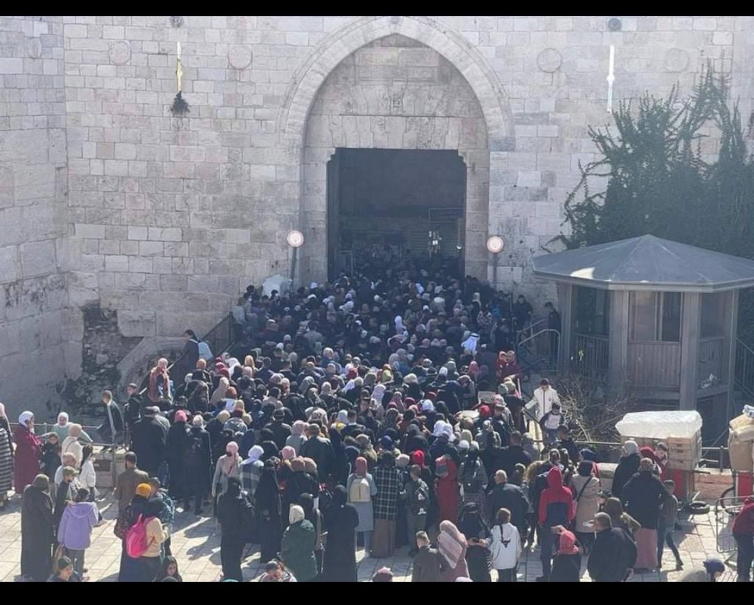آلاف المواطنين الفلسطينيين تدفقوا اليوم إلى المسجد الأقصى المبارك في ذكرى الإسراء والمعراج، وقوات الاحتلال تعتدي عليهم في منطقة باب العمود، و تعتقل الأطفال الصغار والنساء.
التطبيع مع هذا الاحتلا ل جريمة كبرى يجب الضغظ على الأنظمة للتراجع عنه..