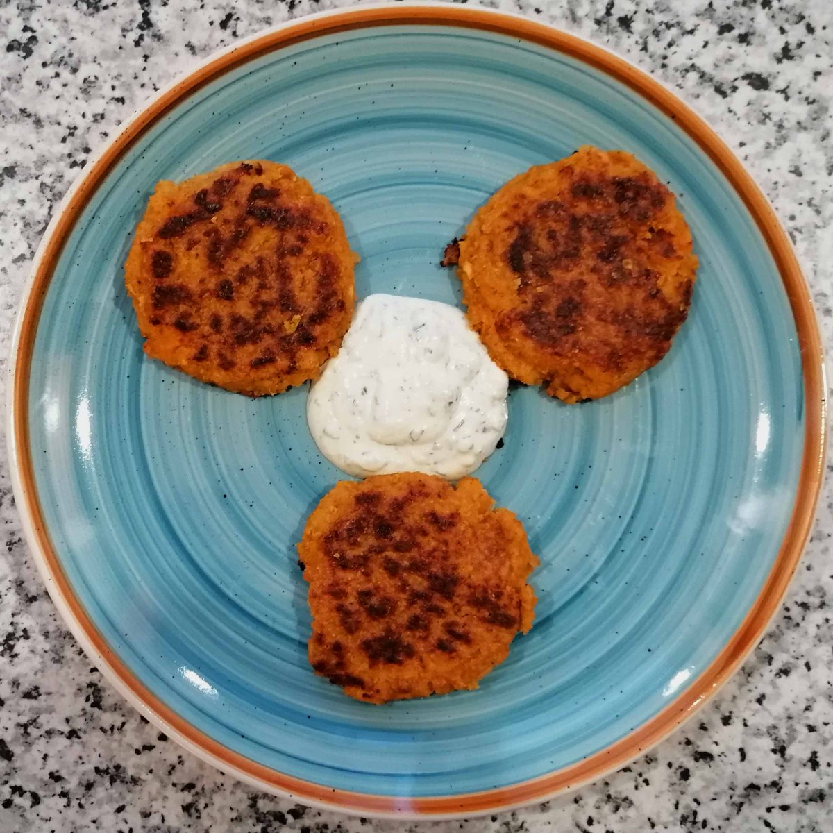 MikeKocht's tweet photo. #Laibchen - oder neutral: #Bratlinge - im #Twooking
#Vegetarisch / #Vegan aus #Kürbis (#Butternuss) und #Haferflocken
#Dip, #Senf oder #Soßen dazu wie es euch beliebt/schmeckt
TIPP: Mögen auch die ganz Kleinen! #OpaKocht
https://t.co/Rz15yN3gcA https://t.co/T2bF09rrsI