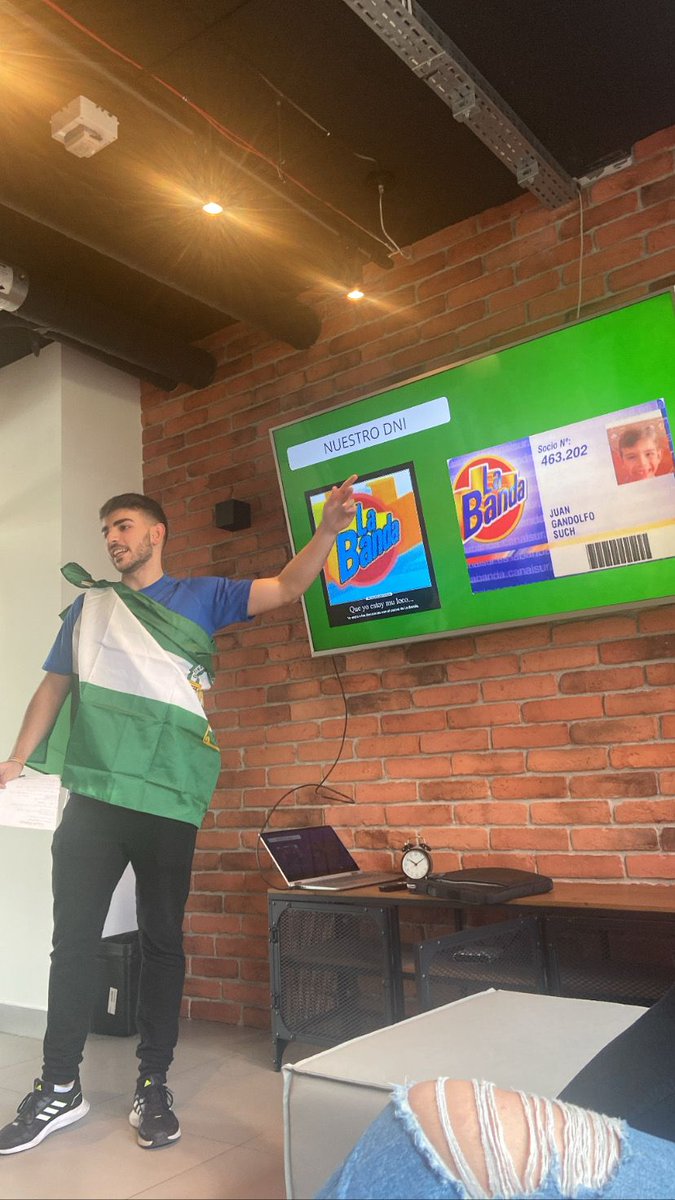 juangsuch's tweet photo. Hoy he hecho una exposición en mi resi de Cracovia sobre Andalucía y no me he podido reir más, Feliz Dia de Andalucía 💚🤍💚 https://t.co/0bc00u1NOO